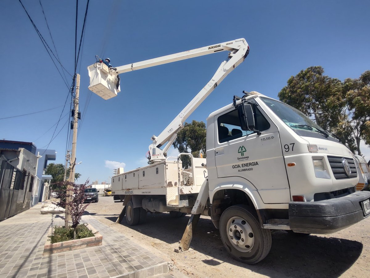 servicoopmadryn's tweet photo. Se normalizó el servicio de energía, en un sector de la zona norte

Informamos a los usuarios que nuestro personal de energía luego de recorrer redes, detectó una falla sobre el tendido de media tensión, lo que produjo la salida de servicio de los Distribuidores  Juan XXIII 1 y 2 https://t.co/8mbHdZL5uv