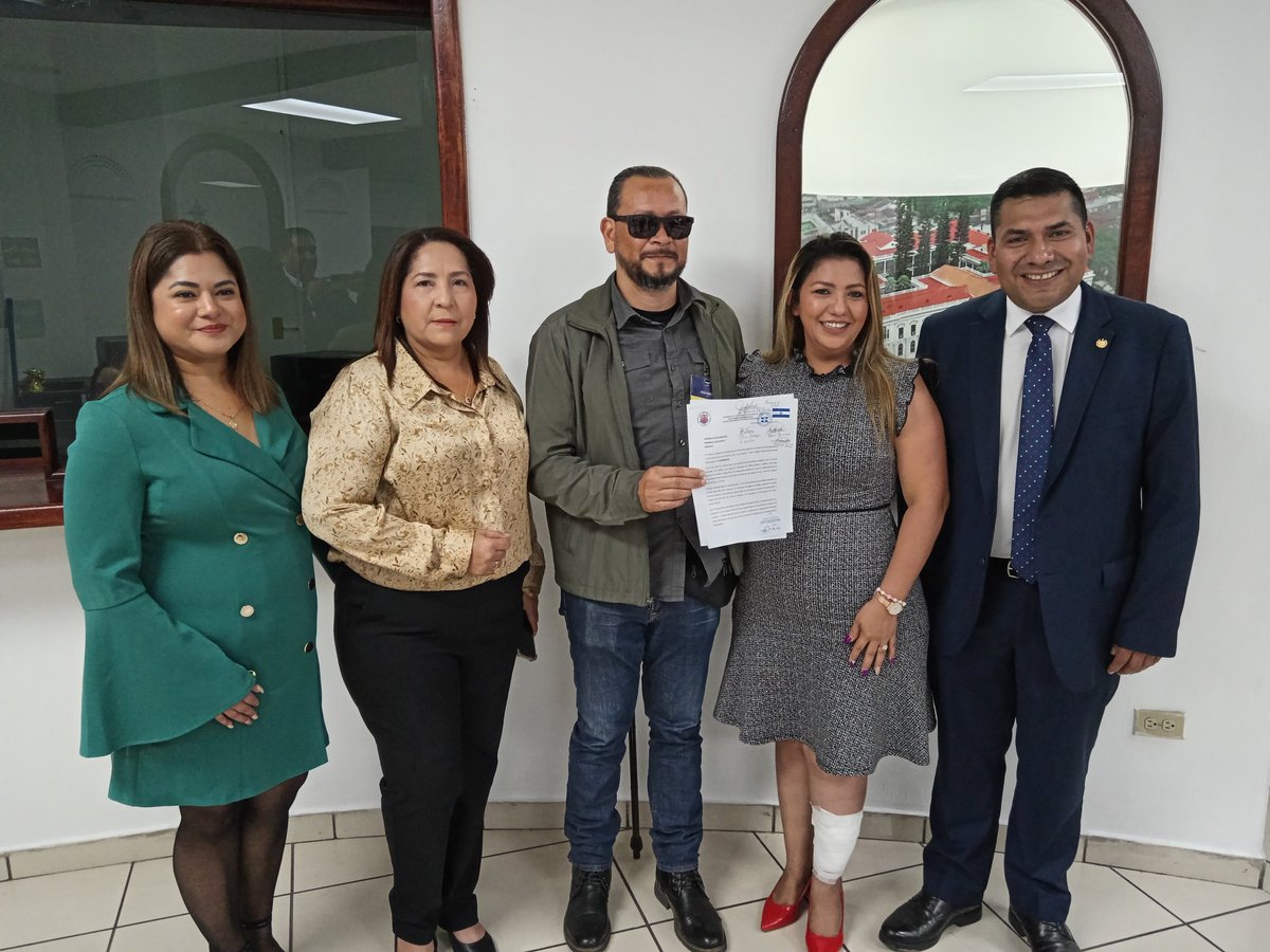 Diputados de <a href="/ARENAfraccion/">Grupo Parlamentario ARENA</a> dieron iniciativa a una propuesta de reforma a la Ley de la Carrera Policial, a fin de que el bono mensual de $200 entregado a los elementos policiales, se les sume al salario base, lo cual brindará certeza de su entrega en el tiempo.