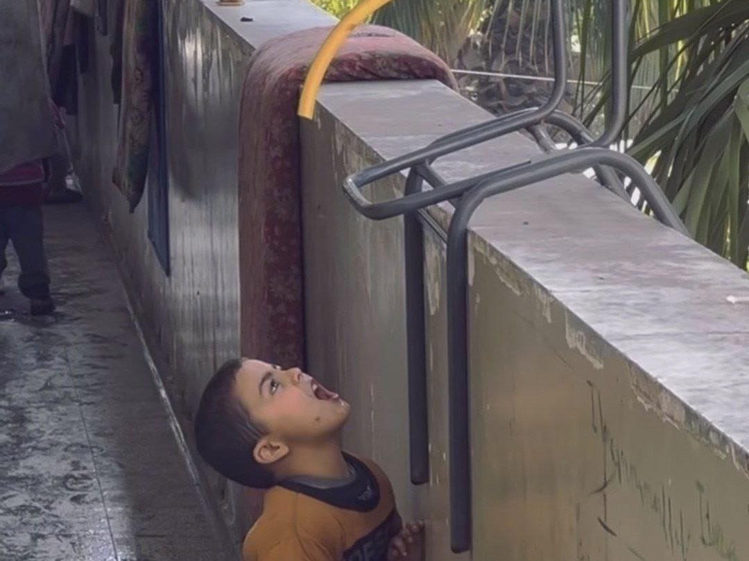 Susuzluk ve açlıkla ölmeleri beklenen bu çocukların sesi olmak zorundayız.
 #GazaStarving