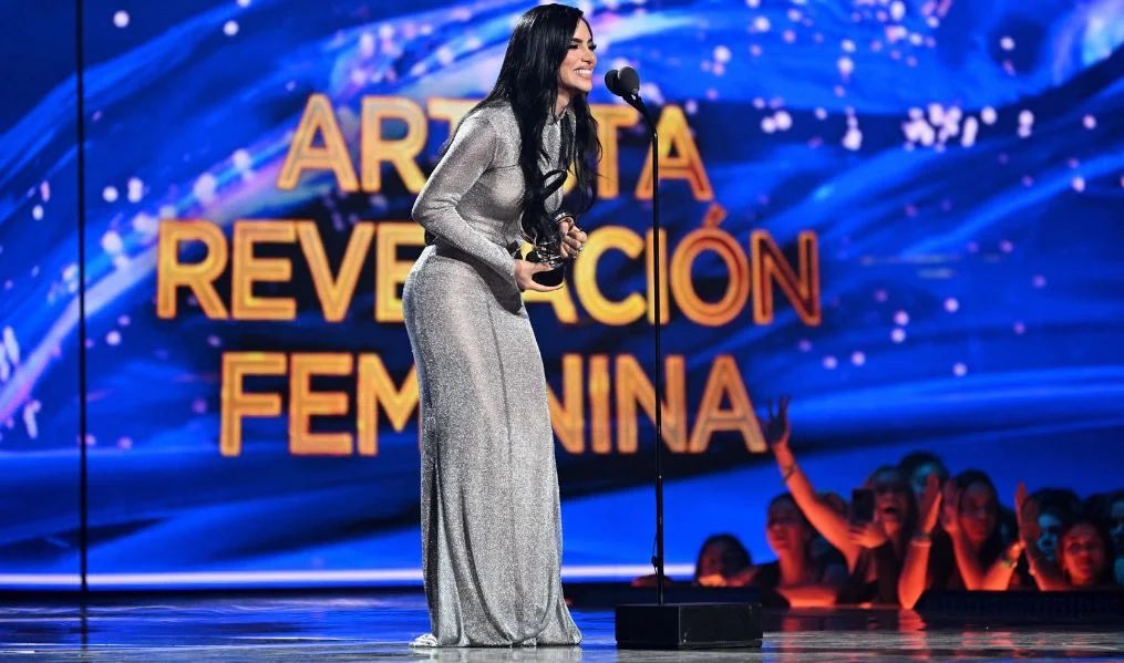 KLBB_INFO's tweet photo. Imposible olvidar cuando Kim Loaiza ganó en los #PremiosLoNuestro como la Artista Revelación Femenina. https://t.co/SGWLckajWT