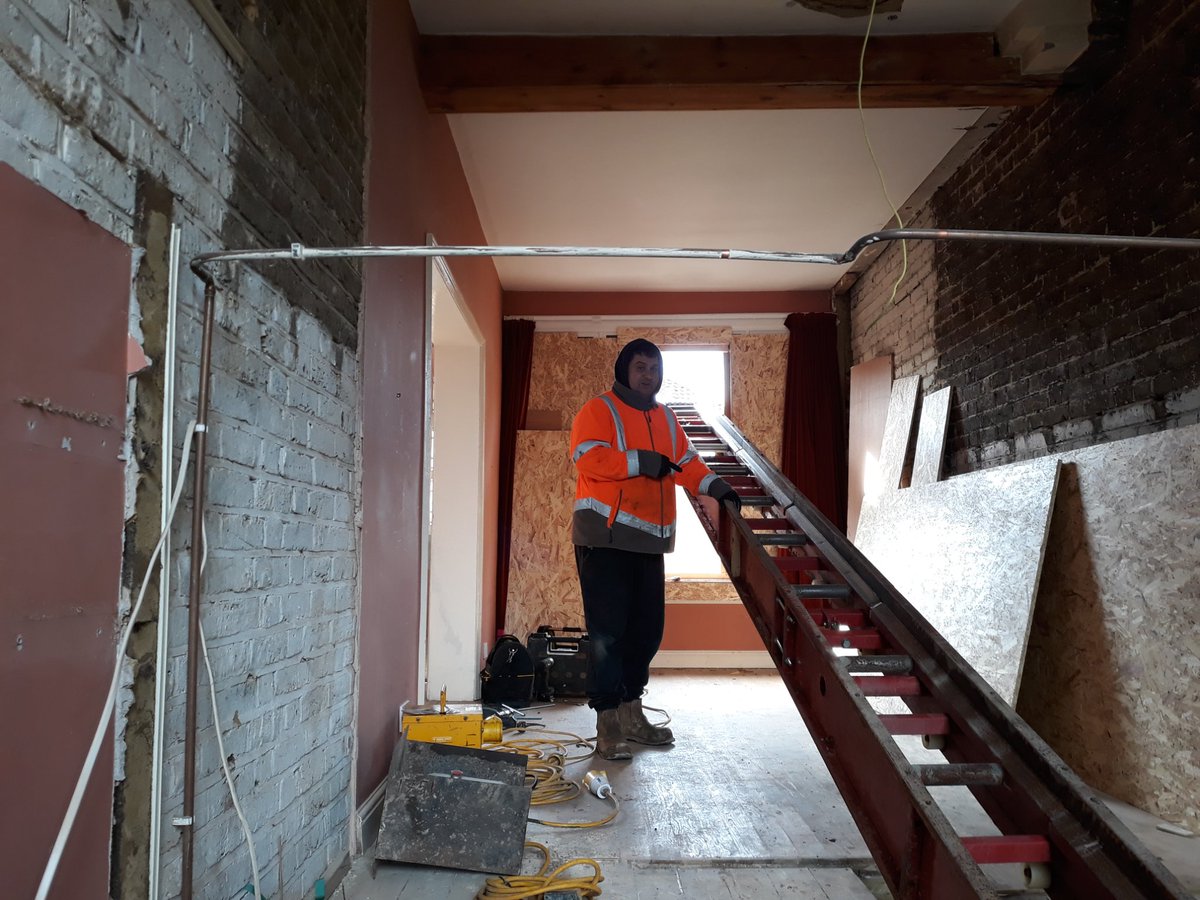 Providing an electrical conveyor belt for a project by Blue Space Building through a very narrow opening to help transport materials out to a nearby skip.
Need equipment for construction in confined spaces? Give us a call 📷 020 7326 0000
#construction #londonconstruction