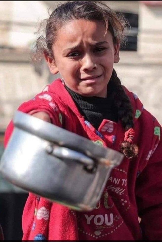 Önce tank, top, füze ve bombalarla; şimdi de aç, susuz ve ilaçsız bırakılarak yok edilmeye çalışılan Filistin...

İsminden bile iğrenir hale geldiğimiz lanetli topluluk İsrail...

Ve biz safını belli etmenin ötesinde hiçbir şey yapamayan aciz Müslümanlar...
#GazaStarving