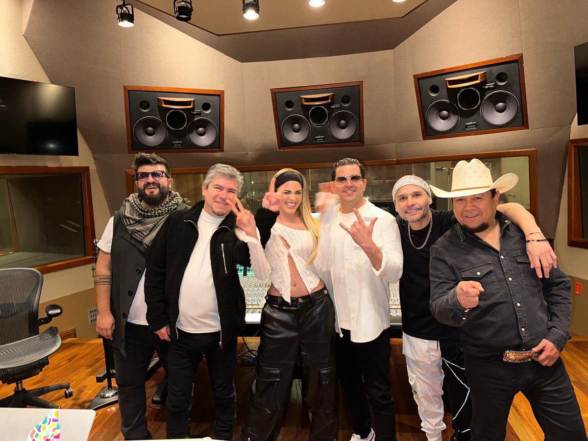 LaCaseteraMX's tweet image. Ayer grabamos nuestro nuevo sencillo indedito, listos Caseteros? #lacasetera