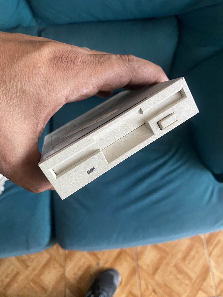 gustavo_pcx's tweet image. Lo vendo porque casi no lo estoy usando! #floppy 3 1/2. #windows3.1 😂😂😂😂😂 cédula contra el piso