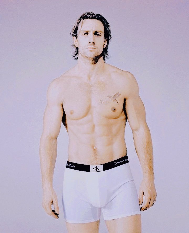 𝘉𝘖𝘋𝘠 𝘖𝘕 𝘋𝘐𝘚𝘗𝘓𝘈𝘠