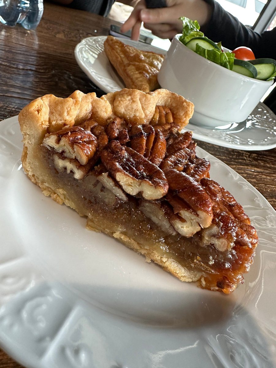 It's #NationalPieDay! Grab a slice and some Louisiana goodies at the Cane River Pecan Company Pie Bar in New Iberia!
.
.
.
C'est la Journée nationale de la tarte ! Prenez une part de tarte et des friandises de Louisiane au Cane River Pecan Company Pie Bar à New Iberia !