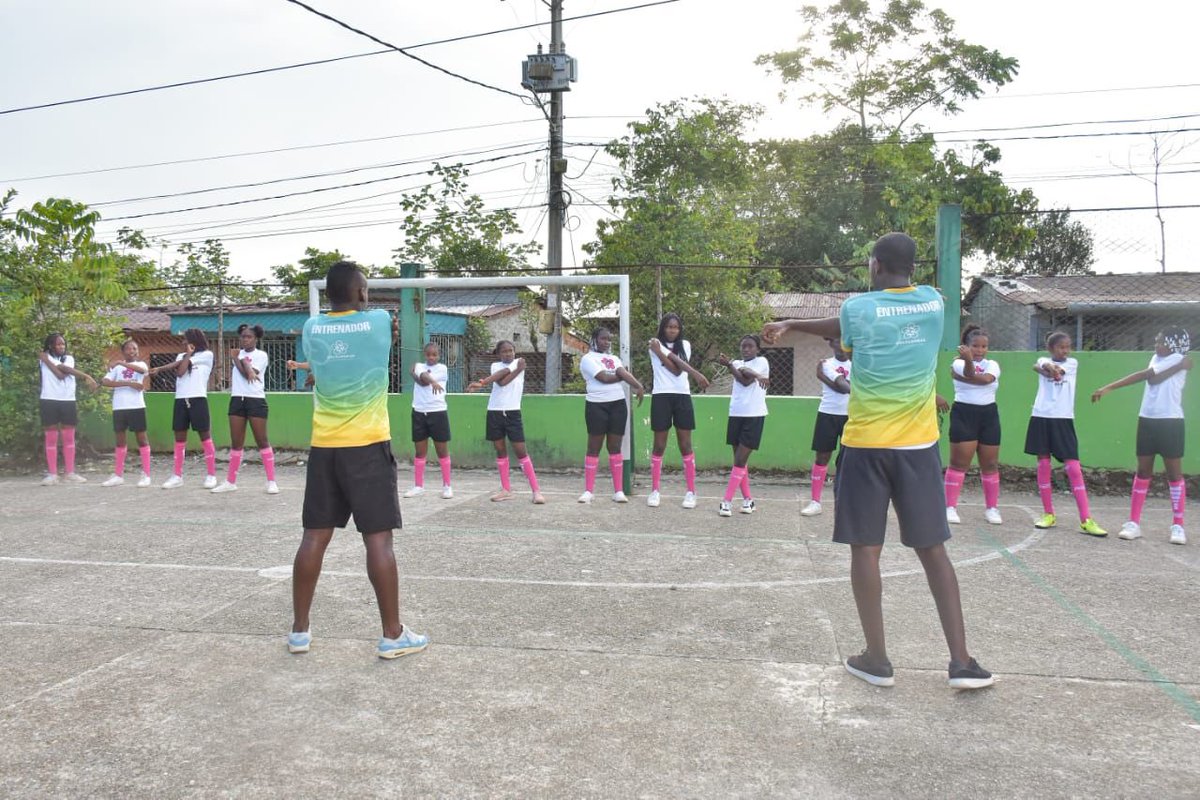 En Goleadoras utilizamos el deporte, en específico el fútbol, como un vehículo para empoderar a las niñas y adolescentes, y nuestra metodología les enseña a establecer metas, a trabajar en equipo y a superar desafíos, preparándolas para enfrentar obstáculos en la vida.