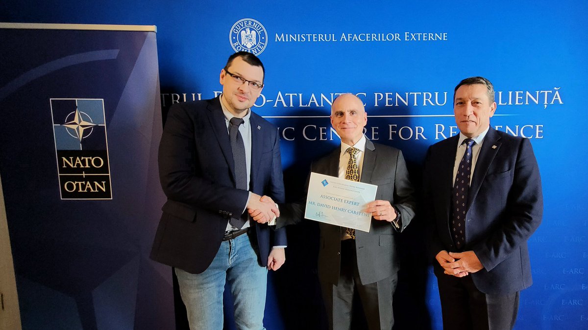 CentrulR's tweet image. Domnul David Carstens, colonel (ret) în Armata SUA şi fost ataşat militar în cadrul Ambasadei SUA la Bucureşti, a devenit astăzi, în mod oficial, Expert Asociat al E-ARC. Bine ați venit, domnule Carstens!