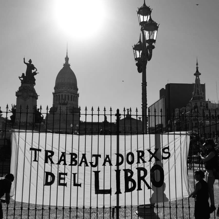 Repudiamos el intento de derogar la Ley 25.542 y advertimos el peligro que supone para la industria del libro en su conjunto y para sus destinatarios. Mañana nos adherimos al paro nacional y seguiremos trabajando intensamente para defender nuestra cultura. ¡Nos vemos en la calle!
