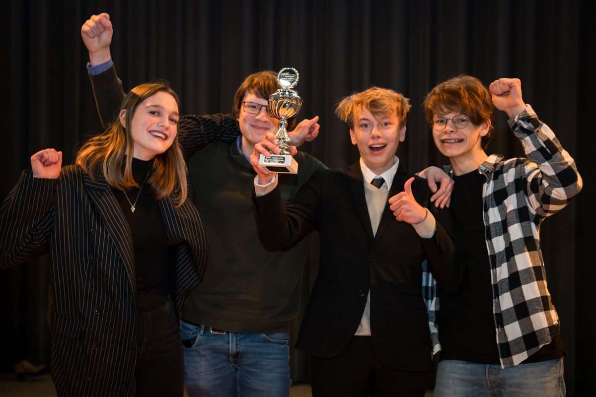 Het Seneca debatteam van <a href="/praedinius/">Praedinius Gymnasium</a>  boekte afgelopen zaterdag dubbele winst tijdens de finale van het NK debatteren HAVO/VWO met het team als beste nieuwkomer (op plek 4) en met Caspar Bruining als  beste overall debater #debatteren