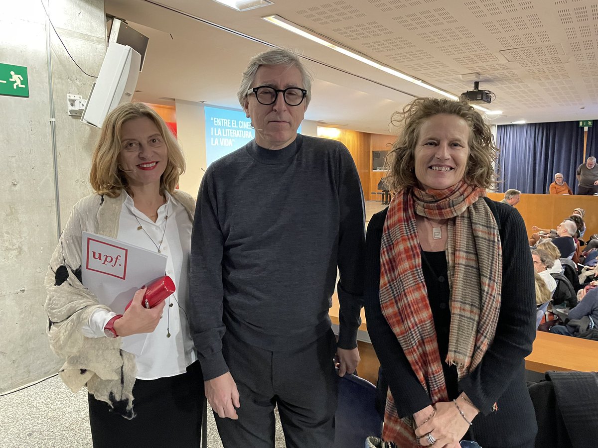 UPFBarcelona's tweet photo. Ho tenim tot a punt per començar els #DiàlegsHumanísticsUPF 2024!

El primer diàleg porta per títol  “Entre el cinema i la literatura, la vida” i està protagonitzat per David Trueba, cineasta, guionista, periodista i actor, que serà entrevistat per Tamara Djermanovic @TDjermanovic (@HumanitatsUPF)