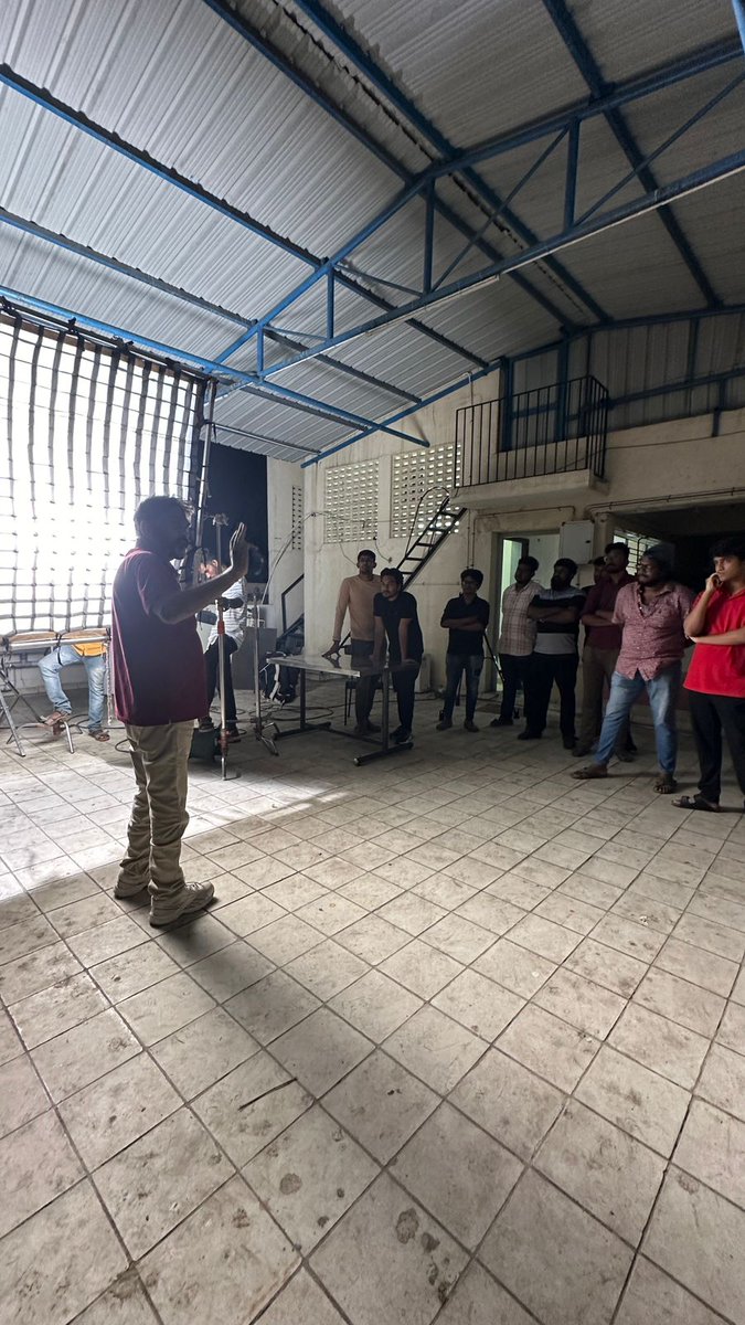 Ace Cinematographer A. Ramesh Kumar conducting Night Lighting practicals for cinematography students. During this practice Students also experience the shift of light from broad daylight to twilight then into night time illumination. @Dhananjayang @lalithagd