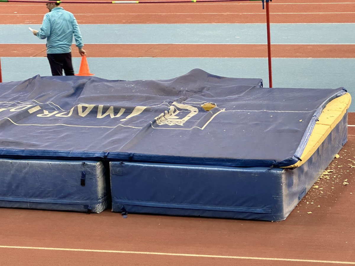 eduesteb's tweet photo. @Lineamadrid Buenos días, quería trasladar una queja, trasladada a la federación de atletismo de Madrid tb. Las colchonetas de salto de la pista de atletismo de Gallur suponen un riesgo para la salud de los atletas, están rotas y se hunden. Ruego tomen medidas https://t.co/VsIHDWqj7h