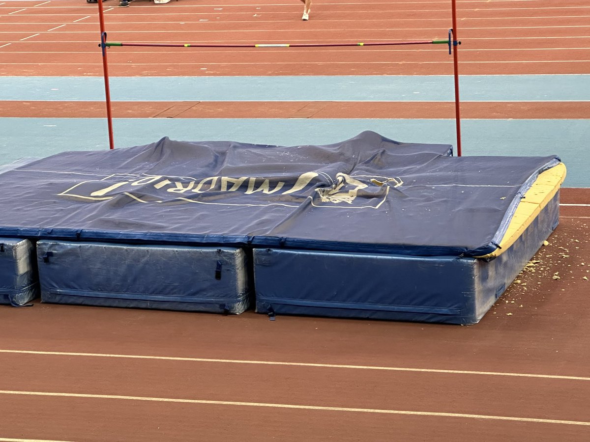 eduesteb's tweet photo. @Lineamadrid Buenos días, quería trasladar una queja, trasladada a la federación de atletismo de Madrid tb. Las colchonetas de salto de la pista de atletismo de Gallur suponen un riesgo para la salud de los atletas, están rotas y se hunden. Ruego tomen medidas https://t.co/VsIHDWqj7h
