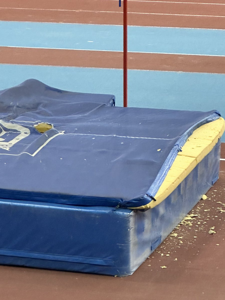 eduesteb's tweet photo. @Lineamadrid Buenos días, quería trasladar una queja, trasladada a la federación de atletismo de Madrid tb. Las colchonetas de salto de la pista de atletismo de Gallur suponen un riesgo para la salud de los atletas, están rotas y se hunden. Ruego tomen medidas https://t.co/VsIHDWqj7h