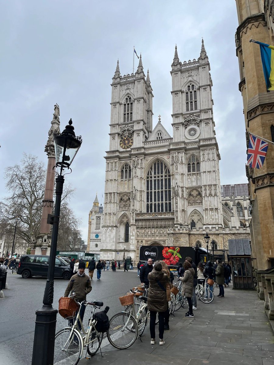 umbrawolves's tweet image. Stroll around London👣👣