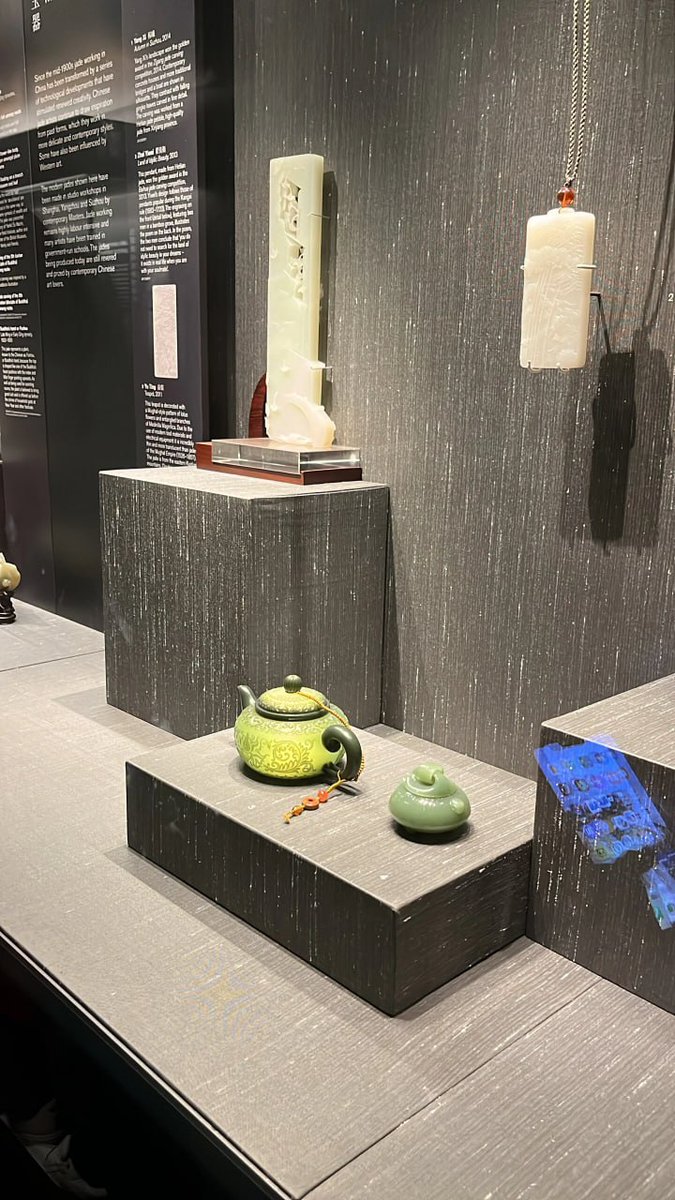 umbrawolves's tweet image. Stroll around London👣👣