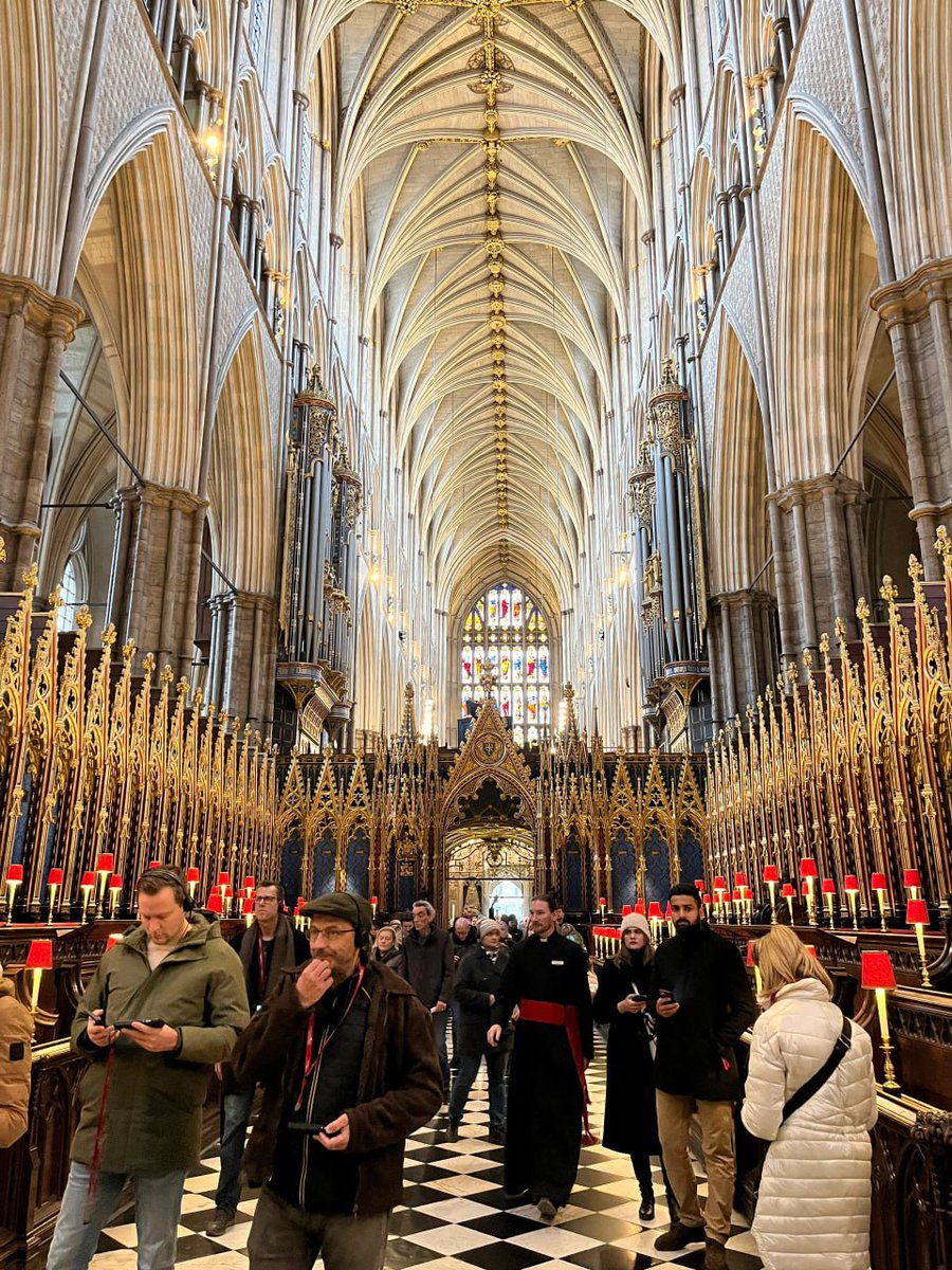 umbrawolves's tweet image. Stroll around London👣👣