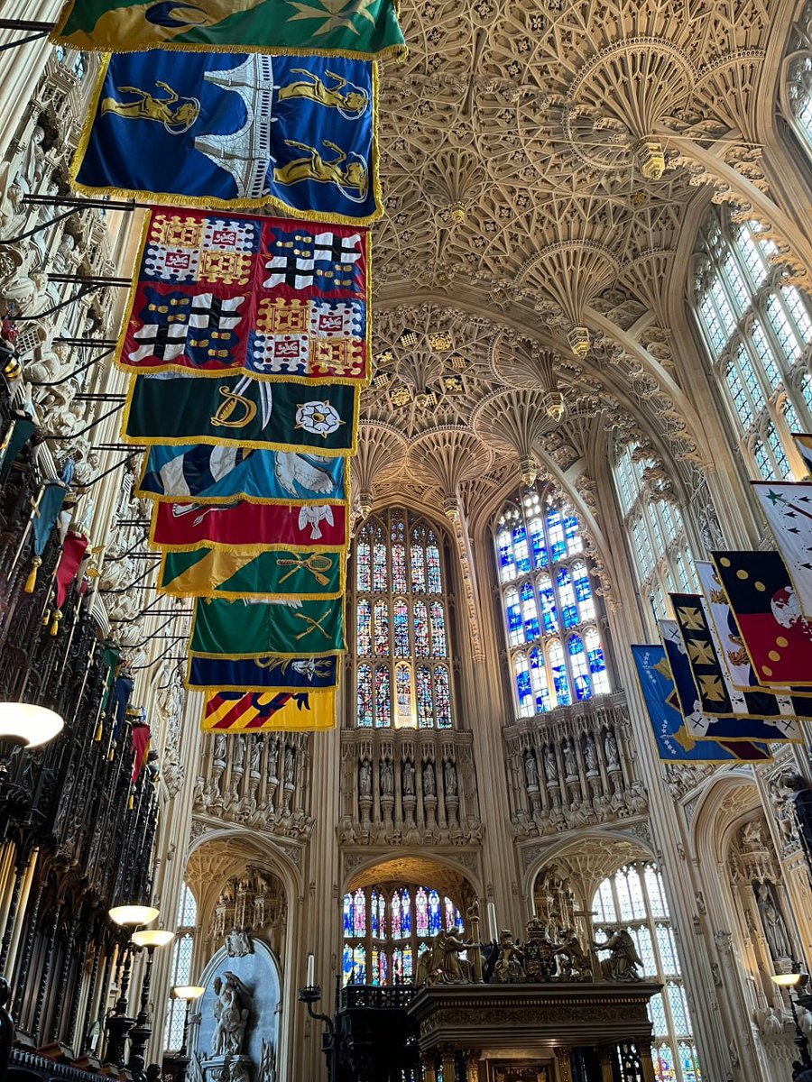 umbrawolves's tweet image. Stroll around London👣👣