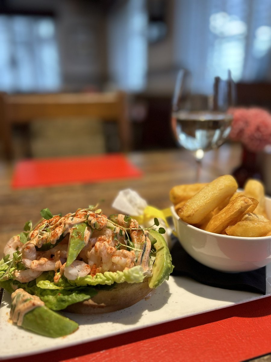 One of our most popular sandwiches!🍽️

Our Open Prawn Marie Rose Sandwich on Brown Bloomer with Chips🍤

Would you try this?🤔

📱foxandhoundssproston.co.uk/book-a-table/
📞 01606841180