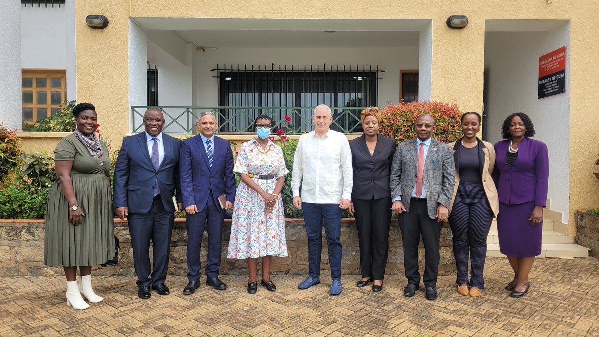 Cordial encuentro en @EmbacubaUganda con Secretaria General Adjunta de @ONU_es @Winnie_Byanyima, directora ejecutiva de #ONUSIDA. Reconoció liderazgo y gestión de nuestro país al frente de @cubag77 en función de estrechar la cooperación Sur-Sur en esfera de la salud y la ciencia.