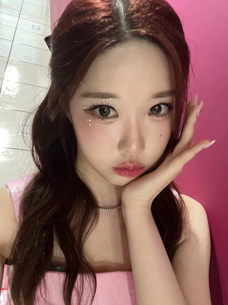 [#채원] 

분홍색 좋아💞

#CLASSy #클라씨
#CHAEWON