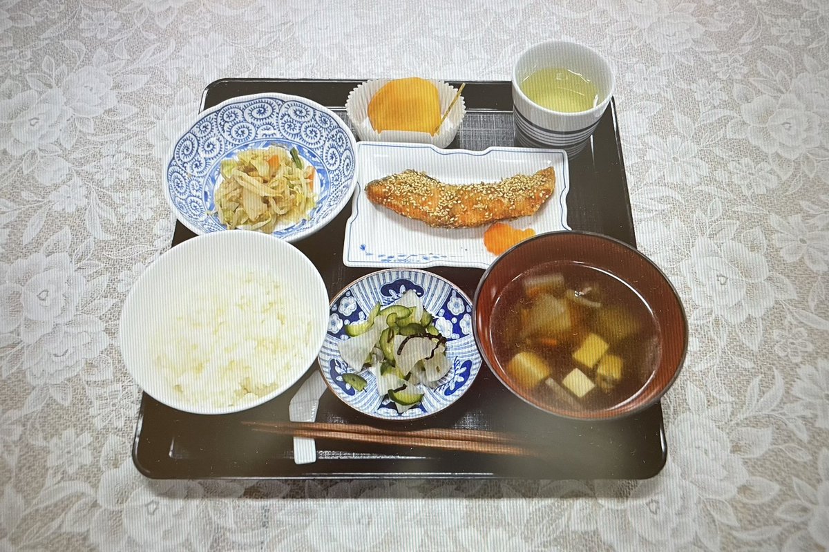 liicoNZ's tweet photo. 学校給食で和食の日に、牛乳ではなくお茶🍵を提供している文京区に視察へ。
この給食、凄くないですか？

ユネスコ登録も、現代では絶滅危惧種の和食。🫖があるご家庭はどのくらい残ってるでしょう。

和食器で伝統的な和食を、しっかり子ども達に継承しようと、所管の方の愛情が伝わってきます。 https://t.co/RtQFg1FHzk