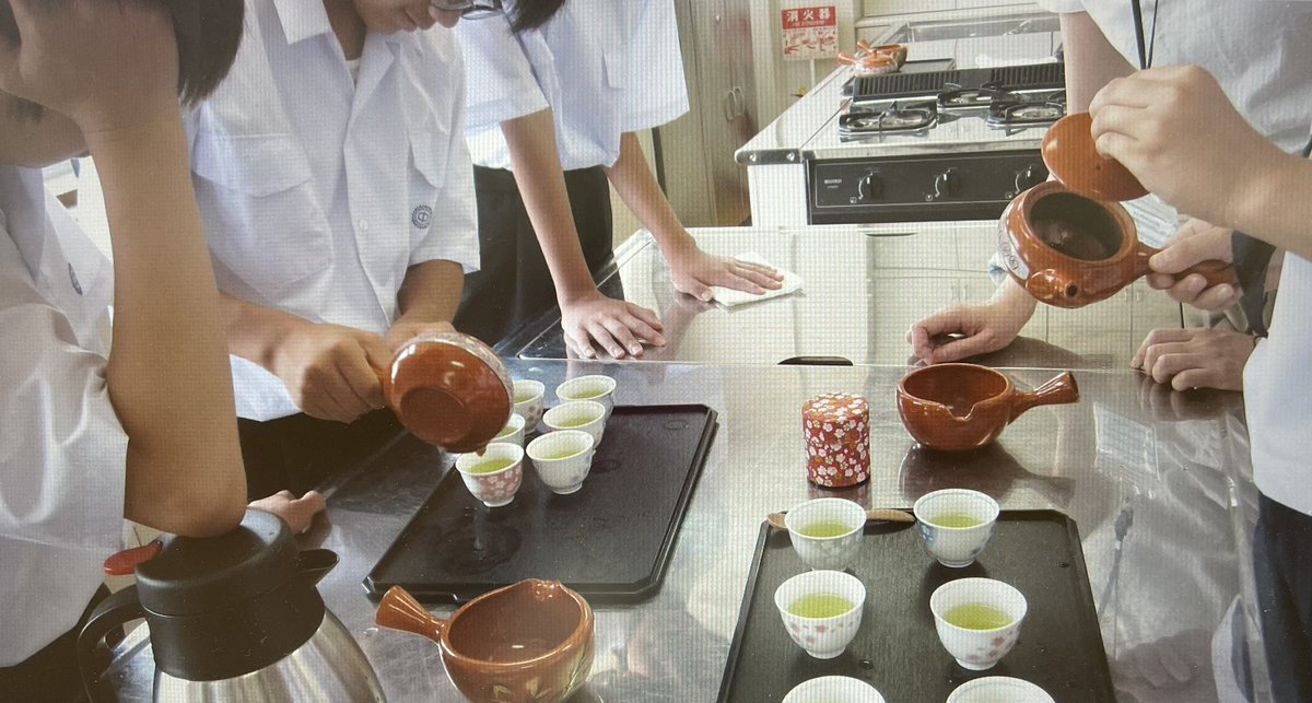 liicoNZ's tweet photo. 学校給食で和食の日に、牛乳ではなくお茶🍵を提供している文京区に視察へ。
この給食、凄くないですか？

ユネスコ登録も、現代では絶滅危惧種の和食。🫖があるご家庭はどのくらい残ってるでしょう。

和食器で伝統的な和食を、しっかり子ども達に継承しようと、所管の方の愛情が伝わってきます。 https://t.co/RtQFg1FHzk