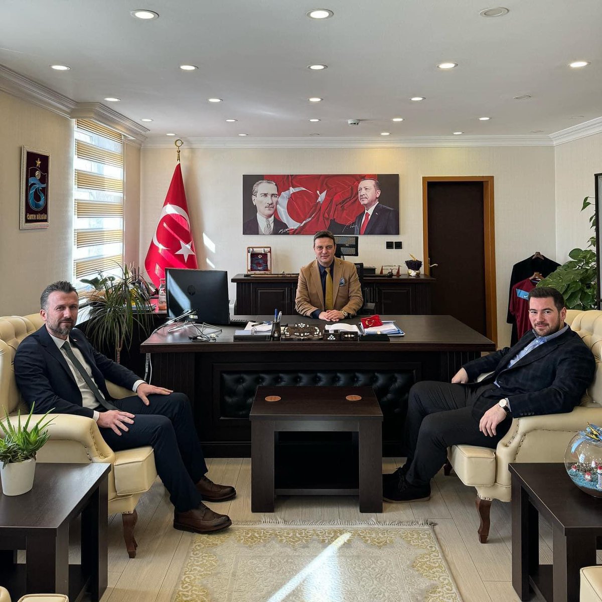 Belediye Başkan adayımız Recep Hacı ile birlikte Çiftlikköy Kaymakamımız Ömer Bilgin’i makamında ziyaret ettik. Misafirperverlikleri için Sayın Kaymakamımıza teşekkür ediyoruz.