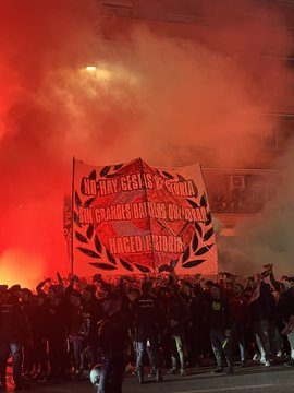 UltrasAccountOF's tweet photo. Previa y bengaleo de la @CurvaSurGranada 
No hay gestas de gloria sin grandes batallas que librar. Haced historia.
Granada CF-Atlético de Madrid.
22/01/24
#ultras https://t.co/VOpWtxGwFe