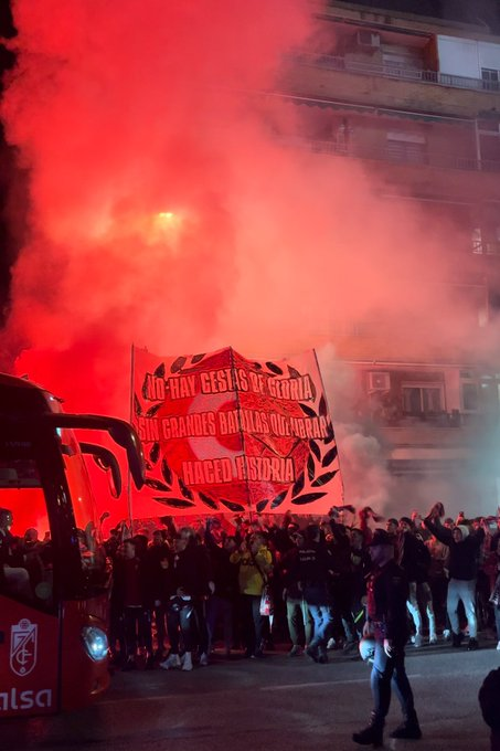 UltrasAccountOF's tweet photo. Previa y bengaleo de la @CurvaSurGranada 
No hay gestas de gloria sin grandes batallas que librar. Haced historia.
Granada CF-Atlético de Madrid.
22/01/24
#ultras https://t.co/VOpWtxGwFe