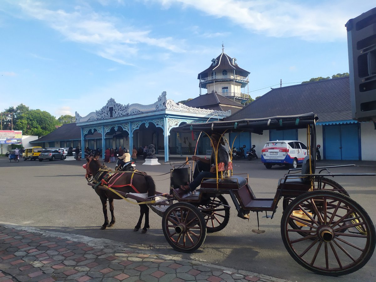 Andong / dokar / becak kuda di kraton kasunan Surakarta. Kalau main ke Solo cobain naik dokar ini.. Serasa jaman dulu... 

#pakaisnapdragon 660 
#shootonsnapdragon
#galerisnapdragon