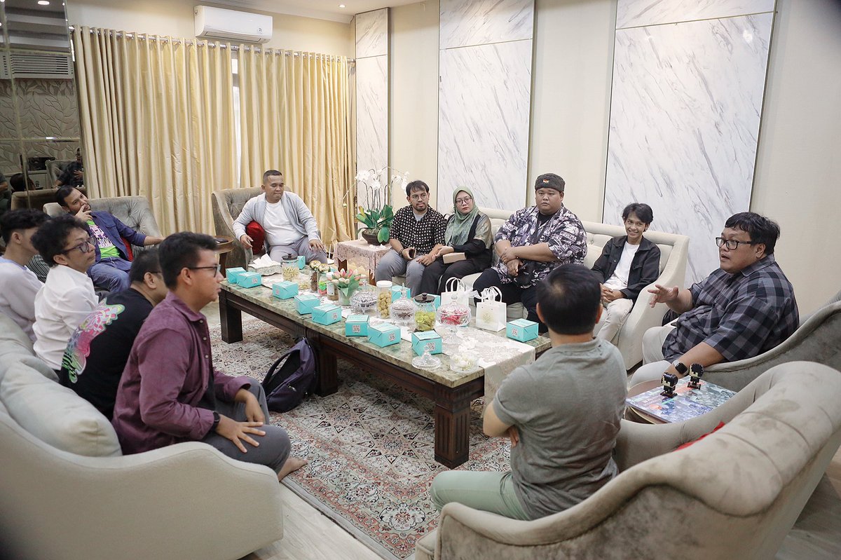 cakimiNOW's tweet photo. Sore tadi kedatangan tamu-tamu istimewa, para seniman stand up comedy yang punya idealisme. Ada Sammy Notaslimboy, Syukron Jamal, David Nurbianto, Mieke, Ilham, dan lainnya.

Sebelumnya saya cuma lihat mereka ini di medsos saja. Alhamdulillah ketemu akhirnya. Mereka semua bersatu, maksudnya menjadi satu di nomor 1.☝🏻

Oya satu lagi, kedatangan tamu mbak @adellianur. Dia secara langsung ngasi Lego Brickheadz sebagai hadiah debat Cawapres. Makasih ya, kereeeen banget legonya. Nanti yang mirip mas Anies saya serahkan ke beliau, tunggu videonya.

#AMINajaDulu