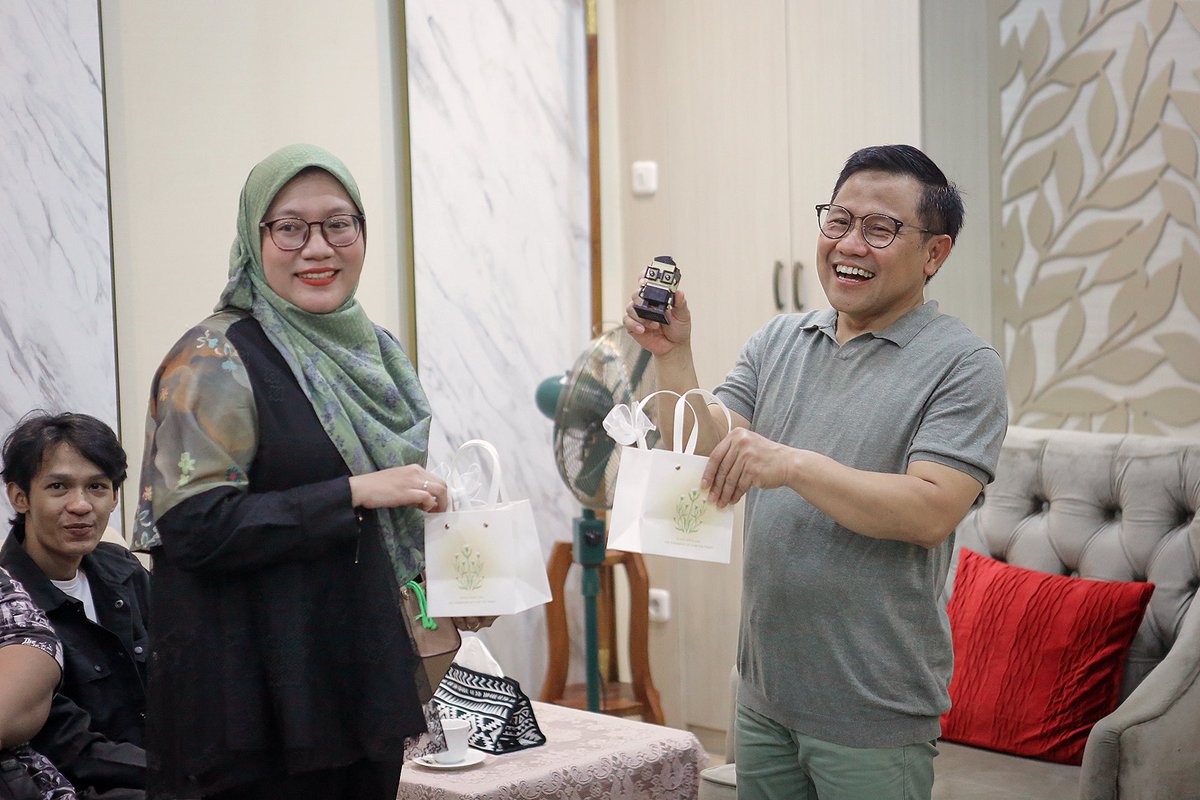 cakimiNOW's tweet photo. Sore tadi kedatangan tamu-tamu istimewa, para seniman stand up comedy yang punya idealisme. Ada Sammy Notaslimboy, Syukron Jamal, David Nurbianto, Mieke, Ilham, dan lainnya.

Sebelumnya saya cuma lihat mereka ini di medsos saja. Alhamdulillah ketemu akhirnya. Mereka semua bersatu, maksudnya menjadi satu di nomor 1.☝🏻

Oya satu lagi, kedatangan tamu mbak @adellianur. Dia secara langsung ngasi Lego Brickheadz sebagai hadiah debat Cawapres. Makasih ya, kereeeen banget legonya. Nanti yang mirip mas Anies saya serahkan ke beliau, tunggu videonya.

#AMINajaDulu