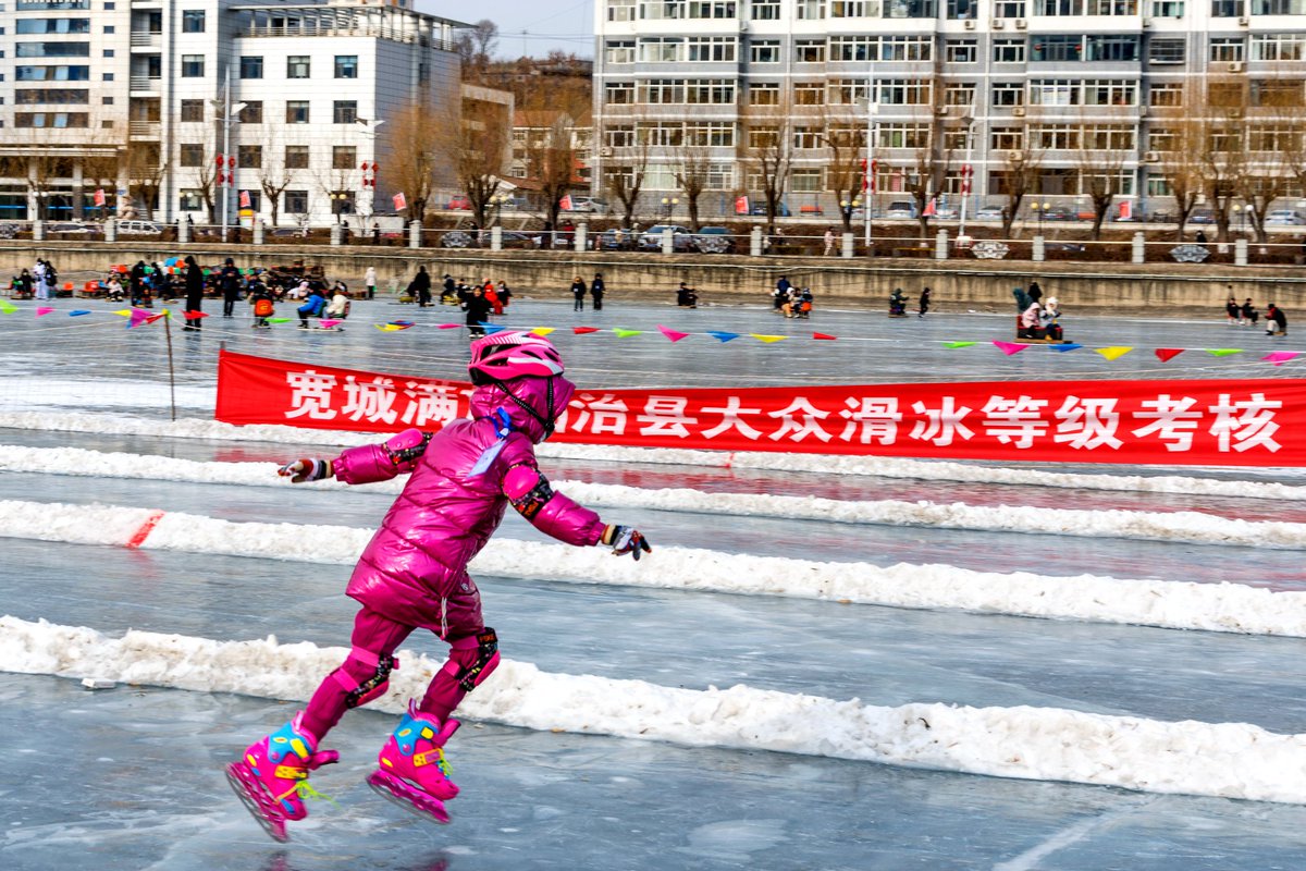 poly9429's tweet photo. @iHebei_GWNM

看，游客来到宽城县观看表演，享受���雪运动。
Look, tourists come to Kuancheng County to watch performances and enjoy ice and snow sports.
#HebeiAchievements https://t.co/YPgfyu5P7h