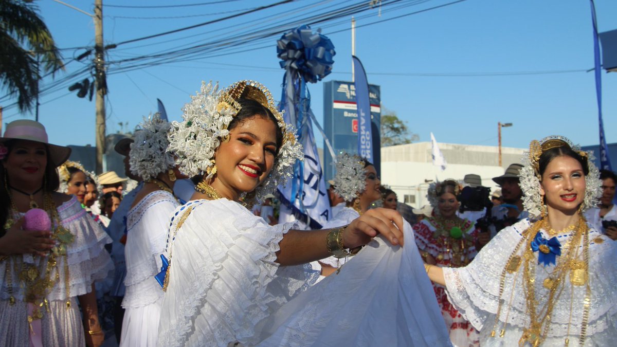 promtur_panama's tweet photo. Durante el #DesfiledelasMilPolleras, que se realizó en la provincia de #LosSantos, celebramos la diversidad cultural de #Panamá 🇵🇦 a través de la danza, música y, por supuesto, las impresionantes #polleras, demostrando la riqueza de nuestra identidad ✨.
#Viaje #Turismo https://t.co/yAYQxO3nHo
