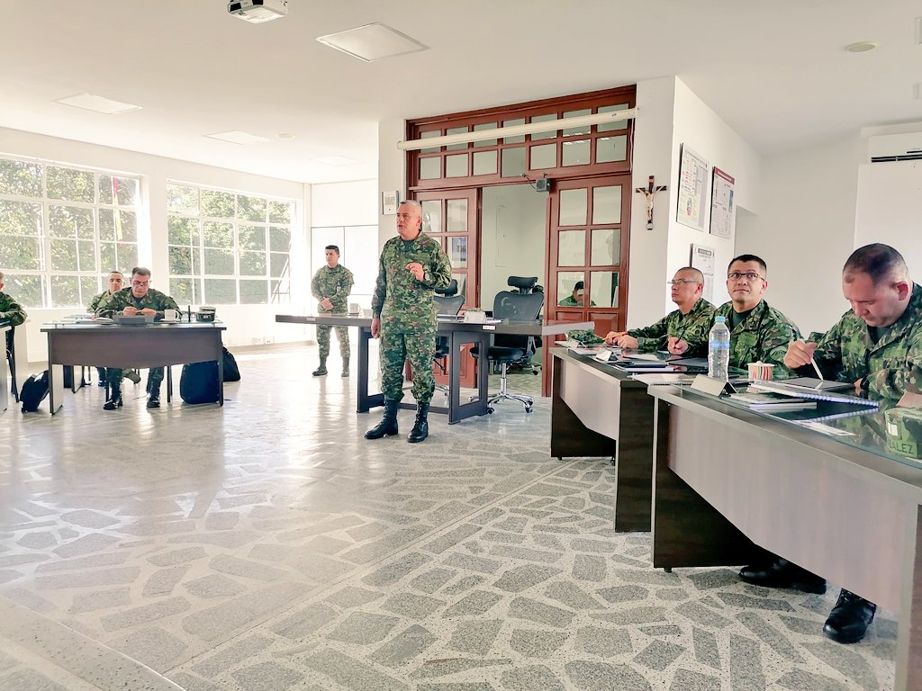 #AEstaHora | Inicia la primera reunión estratégica de comandantes de Unidad Territorial, presidida por el señor Brigadier General, cdte de <a href="/Ejercito_Div5/">Quinta División del Ejército Nacional</a>. Esta reunión demarca los objetivos a cumplir en el 2024, en materia de defensa, seguridad y labor social.
#PatriaHonorLealtad