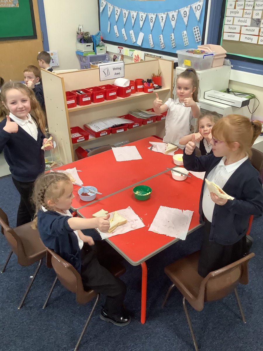 BandBschool's tweet photo. This afternoon Team Aire have followed careful instructions to make a jam sandwich! 🥪 #BandBAire #BandBWriting #InstructionWriting https://t.co/dbt0MAhLsg