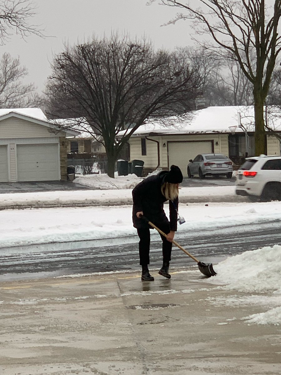 BeckyBeBright's tweet photo. So grateful for our fearless leaders @SRodriguez_59 &amp; @GriseldaTapia on this wet and icy morning. @D59SaltCreek https://t.co/9ynZo1sgIf