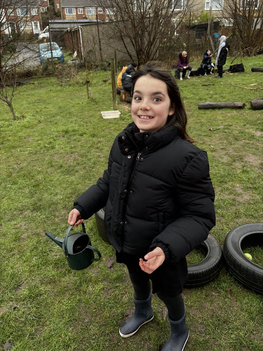 glenfromep's tweet photo. #JuniperClass are busy spending #WinterDay in the orchard - enjoying outdoor learning and looking at how we can identify trees in the winterπ³π¨οΈ #year6 https://t.co/lY1WDfYqBW