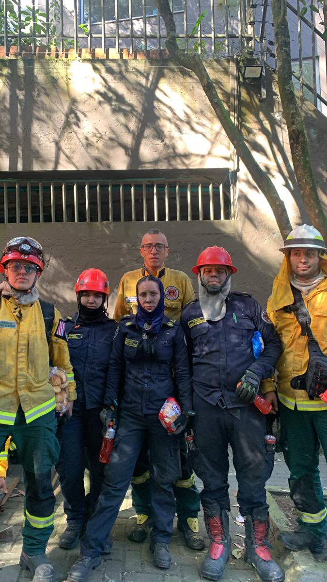 lcvelez's tweet photo. Estos son algunos de los bomberos que a esta hora- apagan el incendio en los cerros orientales en Bogotá. ¡ Gracias cracks por su trabajo y sacrificio ! 

#UnIncendioEs https://t.co/NY35CKM0hs