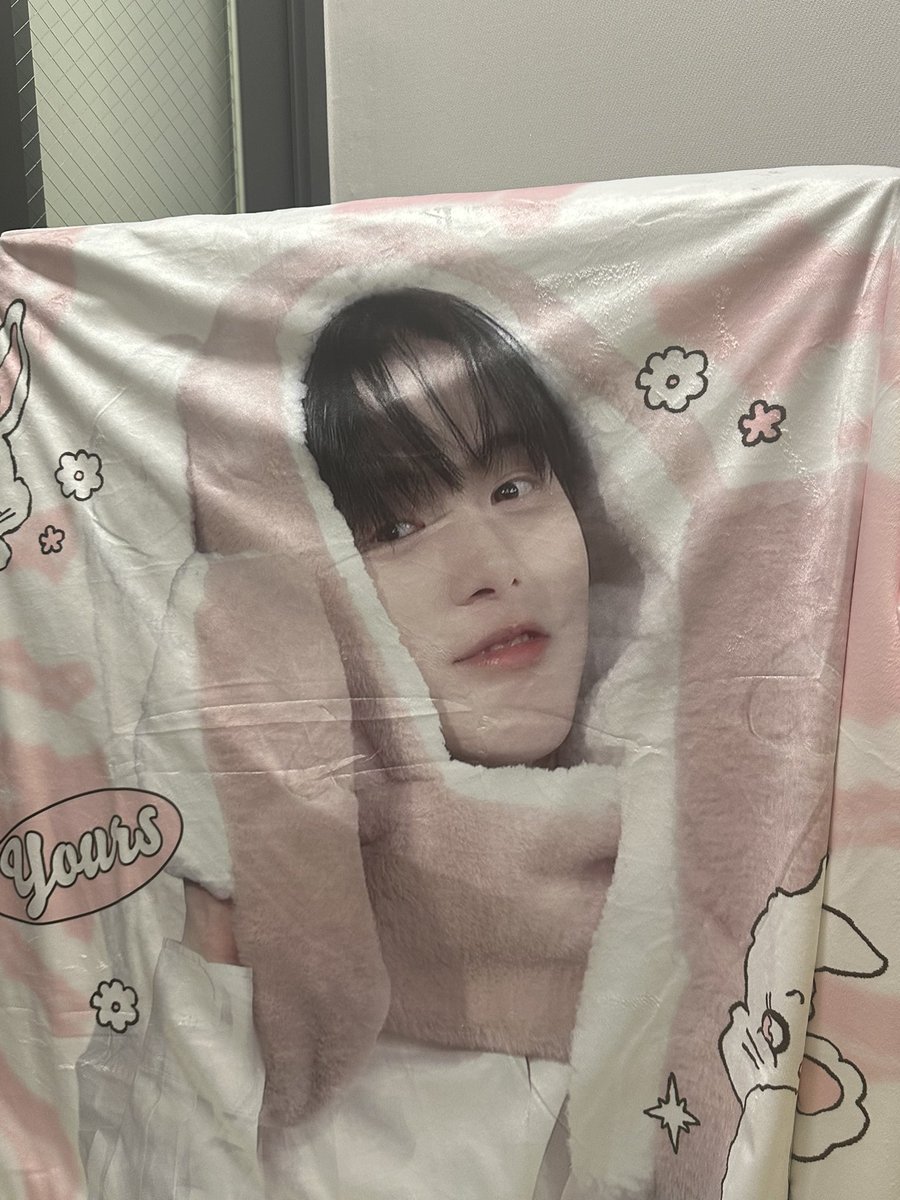 옷 대신 이거 입고 나가고싶음 너무 이쁘고 짱크니까 짱귀엽고 이민혁 너무 보고싶고!!
이쁜 담요 만들어주셔서 감사합니당💗