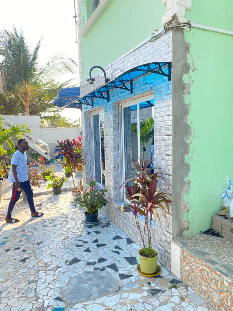 Lfdoorconcept's tweet image. Window and Door Canopy Project Installation at Bakau Kachically🇬🇲🏠
 
Two Colors Available 
⚫️Black 
🔵Sky blue 

We have them in 3 sizes
🔵80×100
🔵80×120
🔵80×200

📞Call us now to order +220 2933015/+220 3312434

#moderndoors #windowcanopy #doorcanopy #gambia