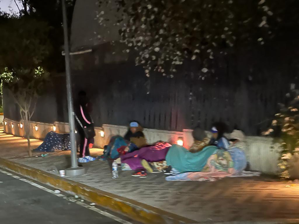 gridet's tweet photo. @PueblodeXoco Que está pasando desde ayer en Mayorazgo de Hoguera y mayorazgo de Orduña, está lleno de gente, hay peseros estacionados y la gente pasó ahí la noche? https://t.co/wJDwqLRghU