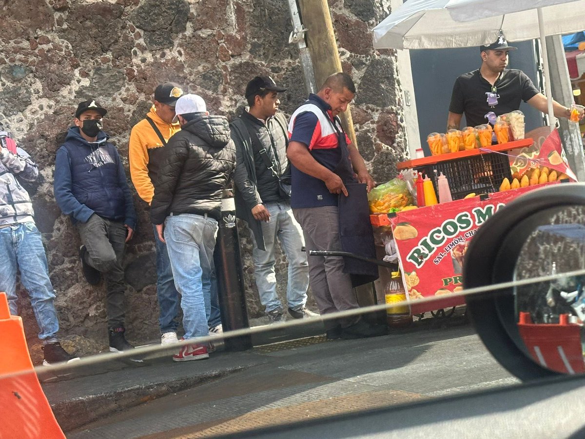 gridet's tweet photo. @PueblodeXoco Que está pasando desde ayer en Mayorazgo de Hoguera y mayorazgo de Orduña, está lleno de gente, hay peseros estacionados y la gente pasó ahí la noche? https://t.co/wJDwqLRghU