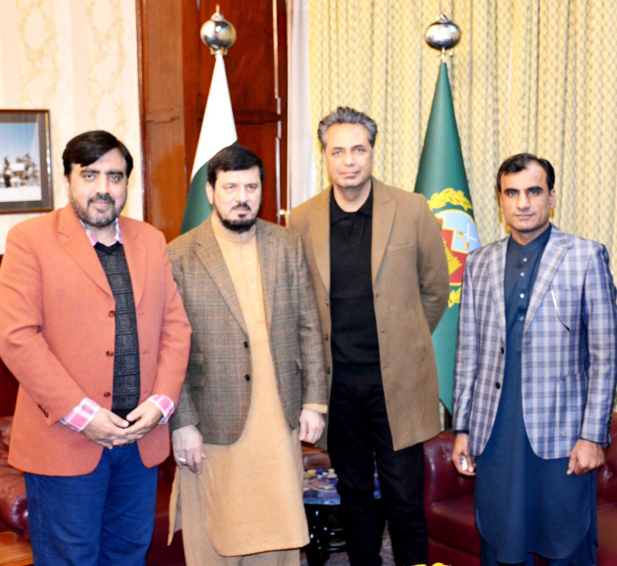 The Governor KP Haji Ghulam Ali, Senior Anchor @TalatHussain12 and BC Samaa News PWR @MehmoodJan1 in a group photo after productive discussion regarding #Elections2024 in Governor’s House, Peshawar.