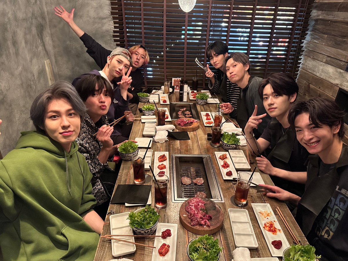 by_EPEX's tweet photo. [#위시]

어제 음악방송 끝나고 판타 형들이랑 맛있는 저녁 먹었어요!! 뮤비 촬영 끝나고는 한국에서 다같이 소고기를 먹고 이번에는 형들이 일본에서 소고기를 사주셨습니다! 무대 멋지게 한 뒤라 더 완벽했다😋 最高だった！@fantastics_fext

#EPEX #이펙스 #WISH #위시 #곽다윗 #다윗 #다위시 https://t.co/rxbeFJgtef