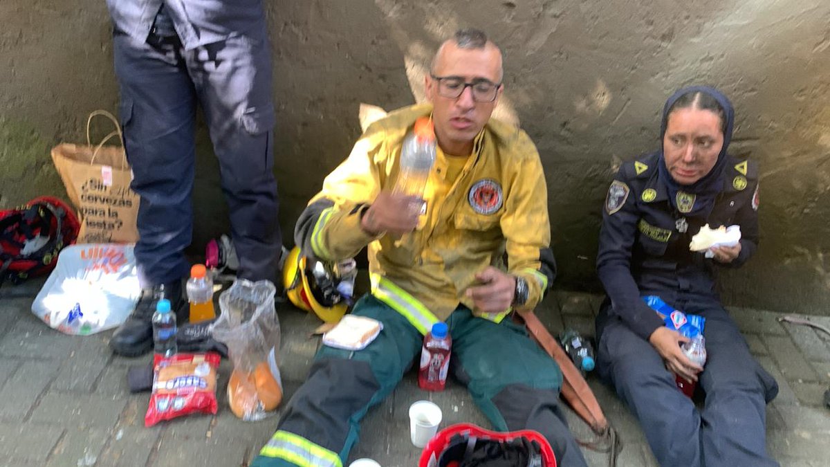 lafm's tweet photo. #Bogotá | Estos son los integrantes del Cuerpo de Bomberos Voluntarios de Bogotá quienes le hacen frente al incendio forestal en los cerros orientales. https://t.co/tedsHYCASb
