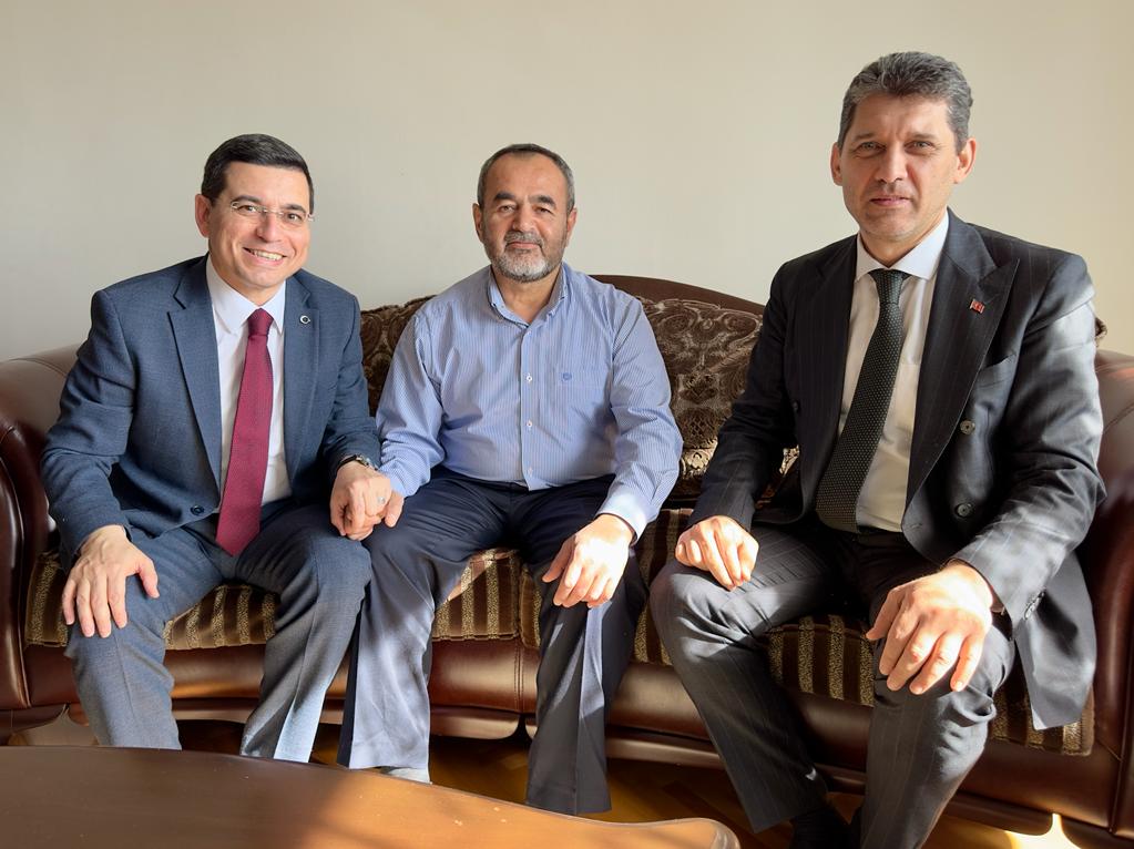 2001'de hep birlikte yola çıkmıştık. Hüseyin SAMANİ Başkanımız, gönlümüze silinmez izler bırakmış büyüklerimizdendir. Yepyeni bir yolculuğa çıkarken onun duasını almak bizim için çok kıymetliydi. Bugün de birlikteyiz. 23 yıldır olduğumuz gibi..