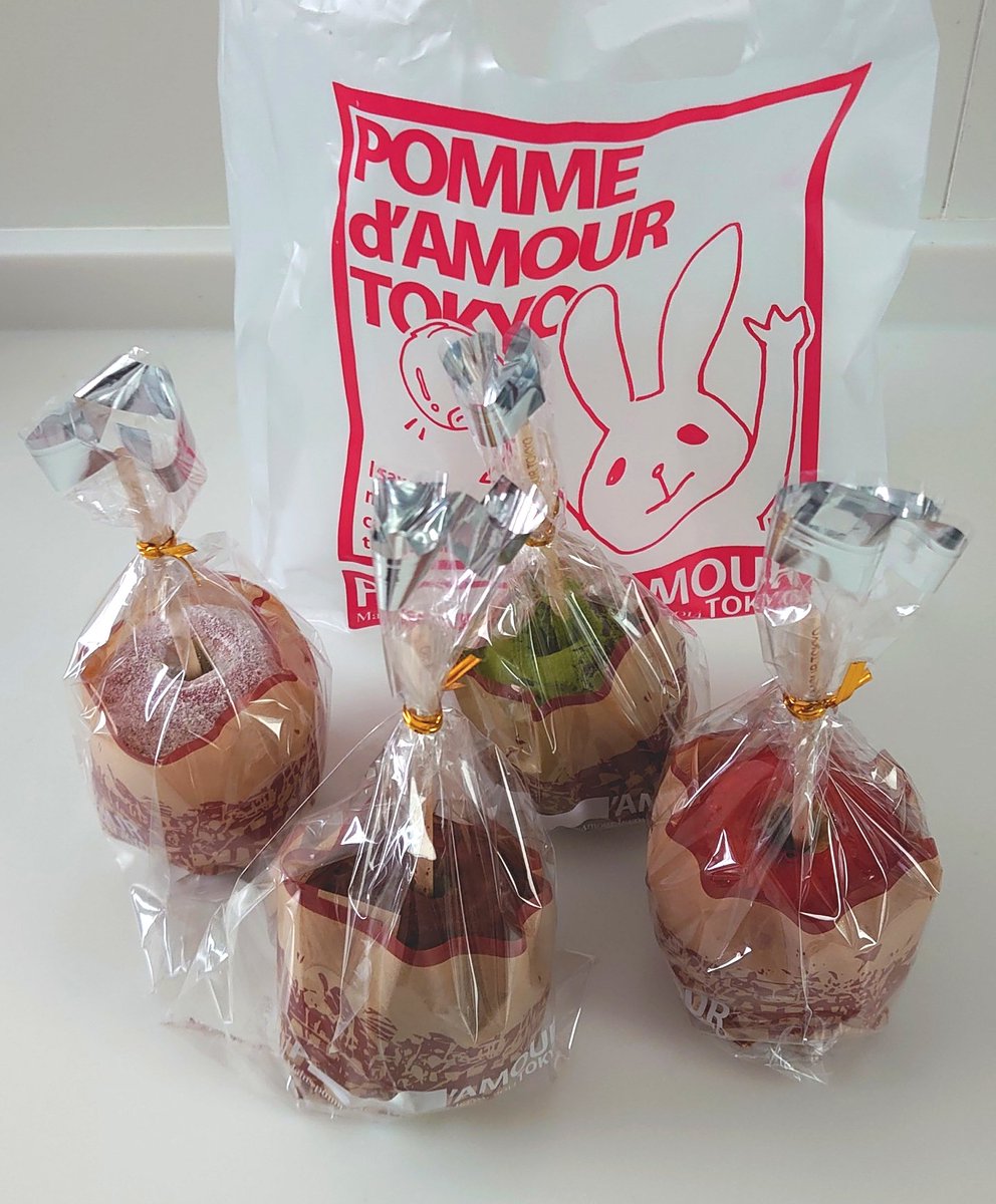 「ポムダムールトーキョー() さんのりんご飴。 浦和に来てくれたお陰で応援上映の日」|いろはのイラスト